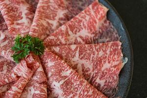 premie kvalitet nötkött för matlagning sukiyaki foto