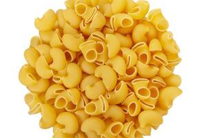 pasta rör rigat isolerat på vit bakgrund foto