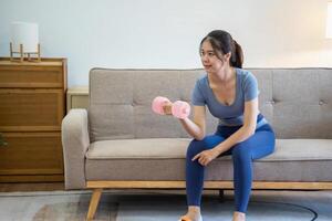 kvinnor är stretching, på Hem, och kondition kvinnor övning eller do yoga i deras sovrum för hälsa och wellness en friska, lugna kvinna person Träning eller arbetssätt på de hus golv. foto