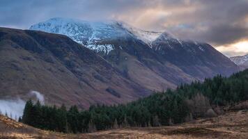 ben nevis med en lynnig himmel, fort william Skottland. foto