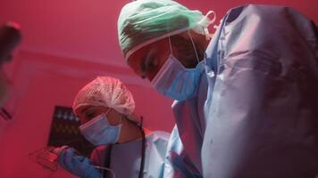 medicinsk personal Prova till återuppliva de patient med hjärt- massage foto