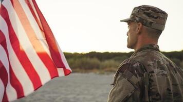 militär man i enhetlig i främre av ett amerikan flagga foto