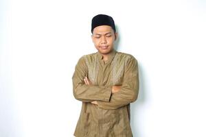 omtänksam asiatisk muslim man bär islamic koko kläder vikta ärm tänkande isolerat på vit bakgrund foto