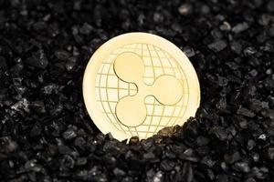 rippel xrp mynt på svart grus bakgrund. kryptovaluta blockchain pengar foto