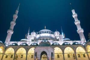 sultanahmet camii eller blå moské se på natt. ramadan eller islamic bakgrund foto
