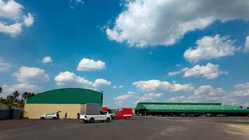 lager industri blå himmel moln vit bakgrund bil kör automatisk industri fabrik frakt logistisk transport distribution lagring frakt leverans paket låda lastbil behållare frakt hylla foto