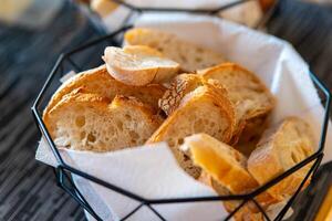 skivad baguette i en korg foto