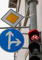 trafik ljus med en cykel symbol i de stad foto