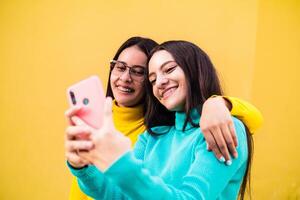 två kvinnor vänner bär tandställning tar en selfie. dental friska begrepp. foto