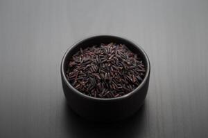 riceberry i en svart skål, mat rå material foto