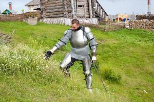 en riddare i rustning tårar daisy blommor. foto