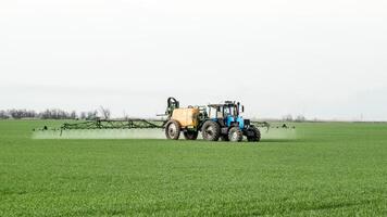 traktor med en spray enhet för fint spridda gödningsmedel. foto