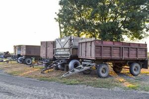 trailers lastbilar för en traktor. de trailer för frakt transport foto