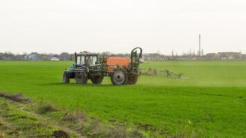 traktor med en spray enhet för fint spridda gödningsmedel. foto