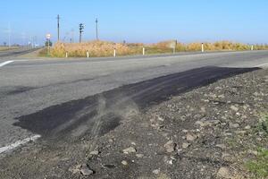 reparera av ett asfalt väg ytbildande foto