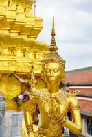 gyllene staty av kinnari inuti wat phra kaew stor palats bangkok thailand. foto