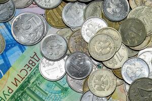 ryska sedlar och mynt. en näve av mynt på ny ryska sedlar i valörer av 2000 och 200 rubel. foto