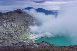 skön naturskön se av ijen krater, ijen fjäll, banyuwangi, indonesien foto