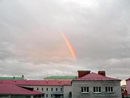 regnbåge över de stad. naturlig fenomen är en regnbåge. foto