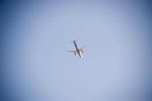 passagerare flygplan i de himmel på låg höjd över havet flugor till de flygplats till landa. foto