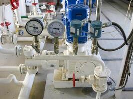 pumps batchere manometer Utrustning för primär olja raffinering. foto