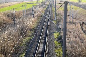 komplott järnväg. topp se på de skenor. högspänning kraft rader för elektrisk tåg foto