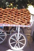 turkiska bagel simit försäljning i en skåpbil foto