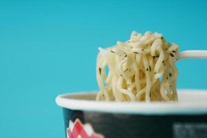 äter omedelbar spaghetti med en gaffel. foto