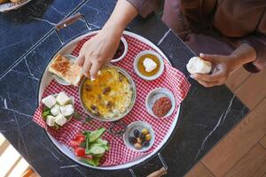 topp se av turkiska frukost på tabell foto