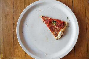topp se av en skiva av pizza på en tallrik foto