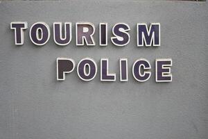 turism polis text på en vägg foto