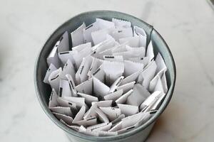 vit socker i en papper paket på tabell foto