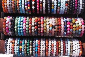 armband med pärlor, lagd ut i de gata marknadsföra i de Sol. foto