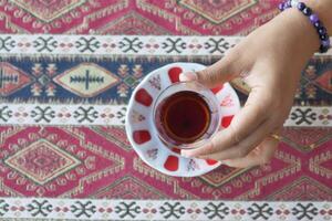 topp se av traditionell turkiska te på tabell tabell . foto