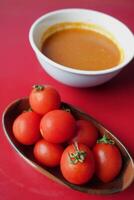 färsk tomat soppa på tabell foto
