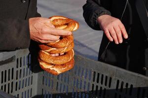 män innehav stack av turkiska bagel simit försäljning i en skåpbil foto