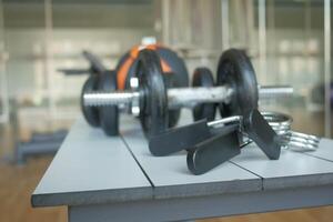 Gym Utrustning eller hantel kettle i en Gym bänk foto