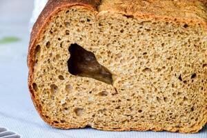 råg bröd med en stor hål i de skära. foto