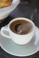 en kopp av turkiska kaffe på tabell foto