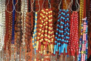 en knippa av färgrik pärlor hängande för visa. foto
