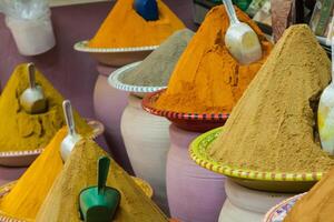 kryddor på de marknadsföra marrakech, marocko foto
