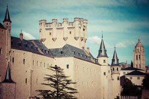 segovia, Spanien. de känd alcazar av segovia, stigande ut på en klippig brant klippa, byggd i 1120. castilla y leon. foto