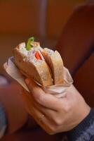 kvinnor hand plocka smörgås med skinka, ost, tomater,, foto