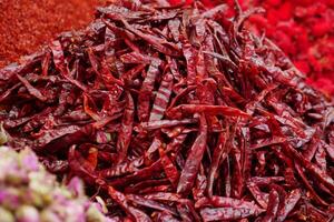 torr chili försäljning på krydda basar foto