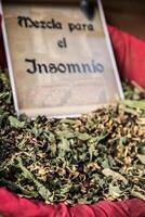 kryddor, frön och te såld i en traditionell marknadsföra i granada, Spanien foto