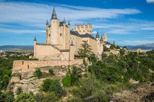 segovia, Spanien. de känd alcazar av segovia, stigande ut på en klippig brant klippa, byggd i 1120. castilla y leon. foto