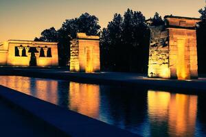 tempel av debod på natt, madrid Spanien foto