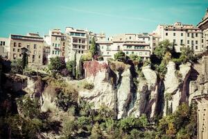 Fantastisk Spanien - stad på klippa stenar - cuenca foto