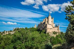 segovia, Spanien. de känd alcazar av segovia, stigande ut på en klippig brant klippa, byggd i 1120. castilla y leon. foto