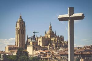 segovia, Spanien. panorama- se av de historisk stad av segovia horisont med catedral de santa maria de segovia, castilla y leon. foto